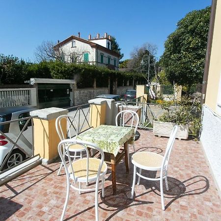 N050 - Numana, Trilocale In Centro Con Portico E Posto Auto Apartment Bagian luar foto