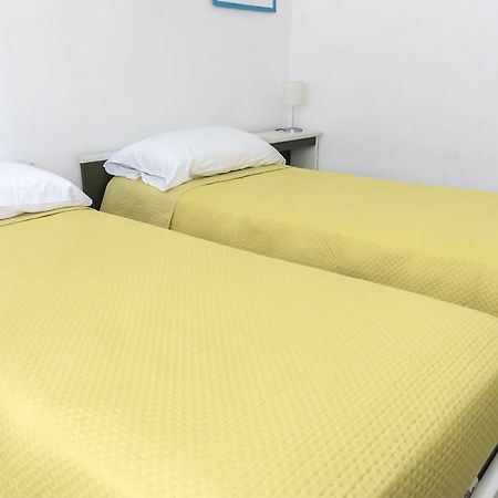 N050 - Numana, Trilocale In Centro Con Portico E Posto Auto Apartment Bagian luar foto