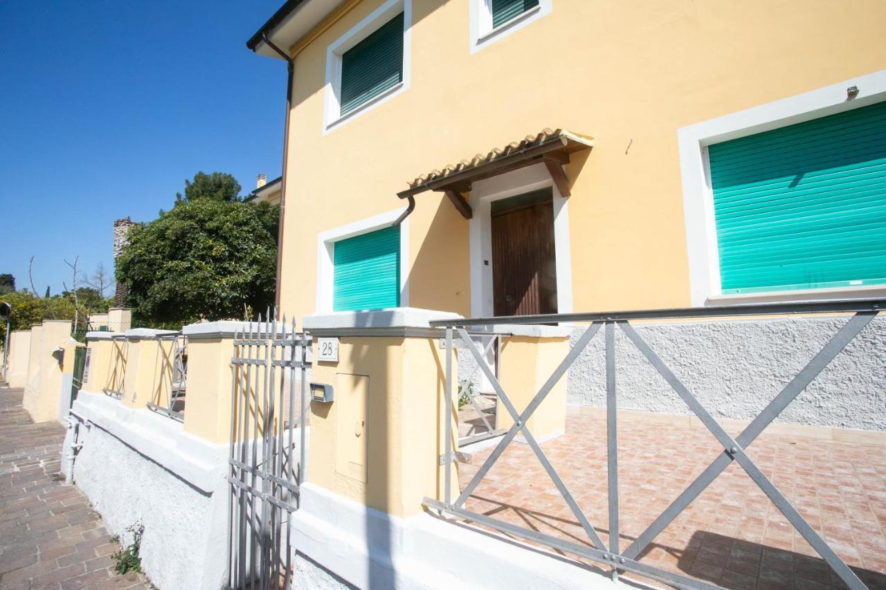 N050 - Numana, Trilocale In Centro Con Portico E Posto Auto Apartment Bagian luar foto