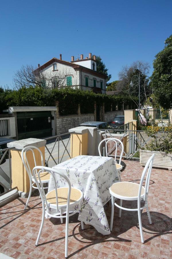 N050 - Numana, Trilocale In Centro Con Portico E Posto Auto Apartment Bagian luar foto